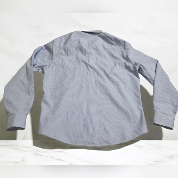 Untuckit button down shirt - Picture 2 of 6